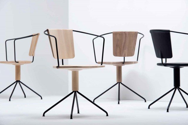 La sedia Uncino di Mattiazzi, disegnata dai fratelli Bouroullec, sembra la pura essenza delle sedie da ufficio anni Cinquanta: esile tondino di metallo piegato che sostiene e nel contempo si lascia inglobare da seduta e schienale (in due diverse versioni) di legno di frassino o di quercia. Il modello in fotografia misura L 46 x P 51 x H 82. Prezzo su richiesta. www.mattiazzi.eu La sedia Uncino di Mattiazzi, disegnata dai fratelli Bouroullec, sembra la pura essenza delle sedie da ufficio anni Cinquanta: esile tondino di metallo piegato che sostiene e nel contempo si lascia inglobare da seduta e schienale (in due diverse versioni) di legno di frassino o di quercia. Il modello in fotografia misura L 46 x P 51 x H 82. Prezzo su richiesta. www.mattiazzi.eu