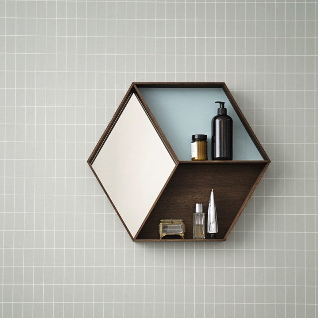 Lo specchio Wall Wonder di Ferm Living regala un tocco di stile all’ingresso ma anche a ogni altra stanza della casa (compreso il bagno) grazie alla geometria del disegno e alla praticità delle due mensole. Rovere fumé e laminato verniciato. Misura L 50 x H 60 cm. Prezzo 210,00 euro. www.fermliving.com Lo specchio Wall Wonder di Ferm Living regala un tocco di stile all’ingresso ma anche a ogni altra stanza della casa (compreso il bagno) grazie alla geometria del disegno e alla praticità delle due mensole. Rovere fumé e laminato verniciato. Misura L 50 x H 60 cm. Prezzo 210,00 euro. www.fermliving.com