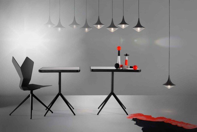 Mood assolutamente Fifties per le ultime novità di Tom Dixon: la sedia Y Chair, il tavolino Y Table, in versione total black o con piano smaltato, le lampade a sospensione Flood, ispirate al mondo delle automobili e realizzate con polimeri stampati a iniezione. Prezzi su richiesta. www.tomdixon.net Mood assolutamente Fifties per le ultime novità di Tom Dixon: la sedia Y Chair, il tavolino Y Table, in versione total black o con piano smaltato, le lampade a sospensione Flood, ispirate al mondo delle automobili e realizzate con polimeri stampati a iniezione. Prezzi su richiesta. www.tomdixon.net