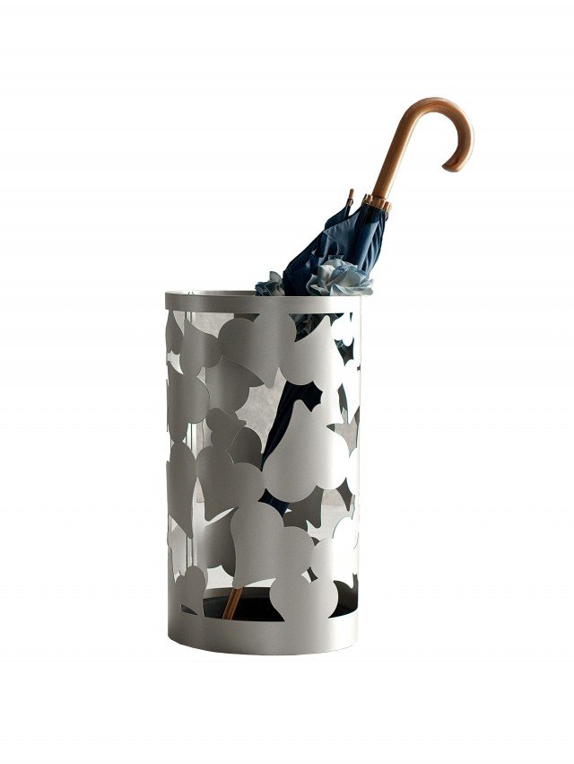 Rain di Cosatto è in ferro con decorazioni realizzate a taglio laser, disponibile in diversi colori. Misura Ø 28 x H 52 cm. Prezzo 154 euro. www.cosatto.it. Rain di Cosatto è in ferro con decorazioni realizzate a taglio laser, disponibile in diversi colori. Misura Ø 28 x H 52 cm. Prezzo 154 euro. www.cosatto.it.