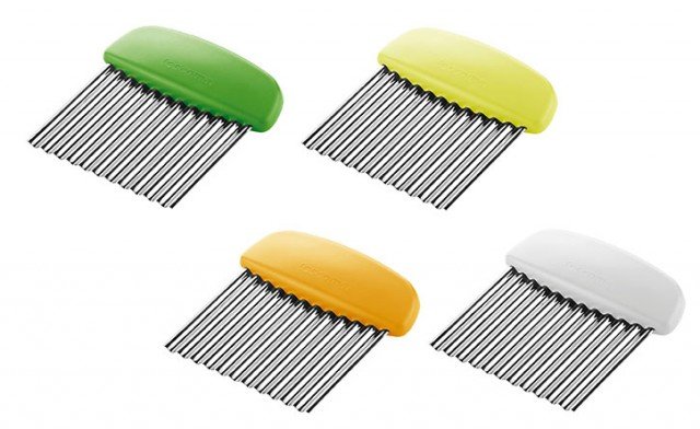 L’affettatore ondulato linea Presto mette “in forma” patate, cetrioli, carote, praticamente tutta la frutta e la verdura e non solo. In acciaio inossidabile e plastica resistente colorata. Disponibile in quattro colori (arancio, bianco, giallo, verde), misura L 8,5 x P 10 cm. Prezzo: 6,90 euro. L’affettatore ondulato linea Presto mette “in forma” patate, cetrioli, carote, praticamente tutta la frutta e la verdura e non solo. In acciaio inossidabile e plastica resistente colorata. Disponibile in quattro colori (arancio, bianco, giallo, verde), misura L 8,5 x P 10 cm. Prezzo: 6,90 euro.