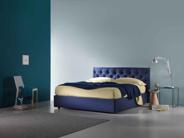 Molto elegante il letto Fanker di Dorelan, Design Enrico Cesana, in cui spicca la testata capitonné. La struttura è in agglomerato di legno, le imbottiture in poliuretano espanso, i piedini in abs neri di altezza 60 / 80 mm. Due le dimensioni: 210 x170 x H 100/120 cm. Prezzo versione standard Iva esclusa: 1.200 euro. www.dorelan.it Molto elegante il letto Fanker di Dorelan, Design Enrico Cesana, in cui spicca la testata capitonné. La struttura è in agglomerato di legno, le imbottiture in poliuretano espanso, i piedini in abs neri di altezza 60 / 80 mm. Due le dimensioni: 210 x170 x H 100/120 cm. Prezzo versione standard Iva esclusa: 1.200 euro. www.dorelan.it
