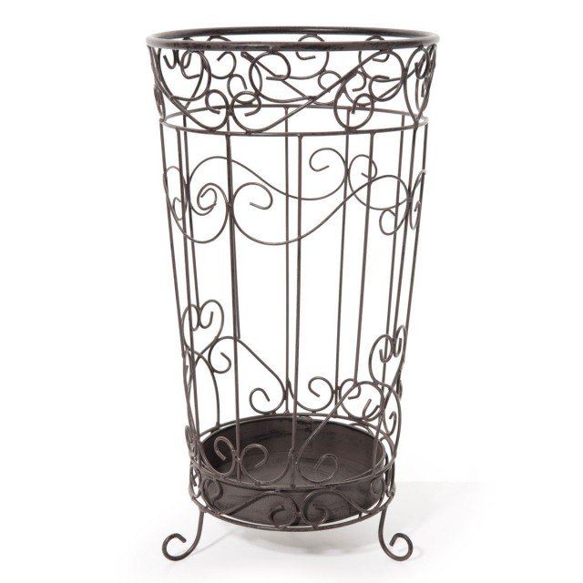 In stile classico il portaombrelli in metallo Maryse di Maisons du Monde. Misura L 23 x H 43 cm. Prezzo 29,99 euro. www.maysonsdumonde.com In stile classico il portaombrelli in metallo Maryse di Maisons du Monde. Misura L 23 x H 43 cm. Prezzo 29,99 euro. www.maysonsdumonde.com