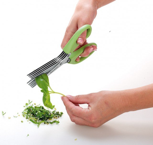 Grazie alle forbici per erbe aromatiche linea Presto, dotate di 5 lame parallele, è possibile tagliare e allo stesso tempo sminuzzare erba cipollina, prezzemolo, salvia. Sono Lunghe 20 cm. Prezzo: 9,90 euro. Grazie alle forbici per erbe aromatiche linea Presto, dotate di 5 lame parallele, è possibile tagliare e allo stesso tempo sminuzzare erba cipollina, prezzemolo, salvia. Sono Lunghe 20 cm. Prezzo: 9,90 euro.
