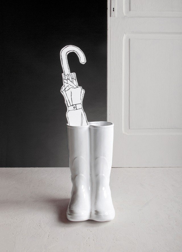 Portaombrelli a vaso a forma di stivali in fine porcellana Rainboots di Seletti. Misura L 20x P 27,5 x H 36 cm. Prezzo 104,55. www.seletti.it Portaombrelli a vaso a forma di stivali in fine porcellana Rainboots di Seletti. Misura L 20x P 27,5 x H 36 cm. Prezzo 104,55. www.seletti.it