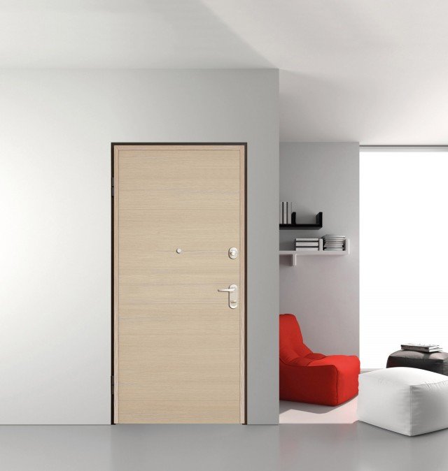 La porta ha pannello in larice con angolari. Secur Evo Sidney coll. Petradi Bertolotto ha la chiusura interna con pomolo ed è certificata in classe antieffrazione 3. www.bertolottoporte.com La porta ha pannello in larice con angolari. Secur Evo Sidney coll. Petradi Bertolotto ha la chiusura interna con pomolo ed è certificata in classe antieffrazione 3. www.bertolottoporte.com