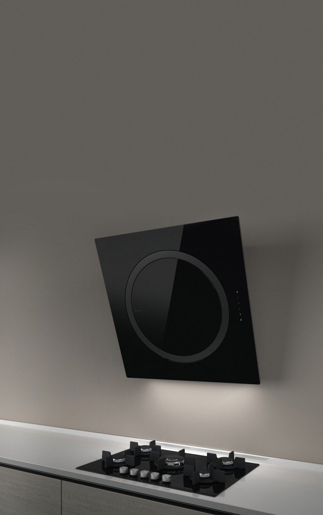 In vetro nero, la cappa Om Air di Elica, con aspirazione perimetrale, è completata da uno speciale filtro in poliuretano antiodori. Ha una portata di 270-570 m3/h (730 a velocità intensiva) e un livello sonoro di 44-63 (67) dB(A). È larga 75 cm. <strong>www.elica.it</strong> In vetro nero, la cappa Om Air di Elica, con aspirazione perimetrale, è completata da uno speciale filtro in poliuretano antiodori. Ha una portata di 270-570 m3/h (730 a velocità intensiva) e un livello sonoro di 44-63 (67) dB(A). È larga 75 cm. <strong>www.elica.it</strong>