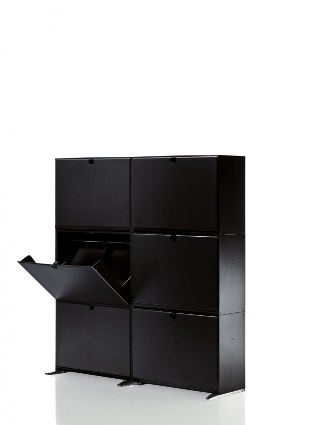 Assemblabile in verticale o orizzontale, la scarpiera in polistirolo stampato a iniezione con piedini in pressofusione di alluminio lucido è formata da sei moduli (uno misura L 53 x P 23 x H 39 cm e contiene 4 paia di scarpe); la composizione costa 856 euro Garage di Magis www.magisdesign.com Assemblabile in verticale o orizzontale, la scarpiera in polistirolo stampato a iniezione con piedini in pressofusione di alluminio lucido è formata da sei moduli (uno misura L 53 x P 23 x H 39 cm e contiene 4 paia di scarpe); la composizione costa 856 euro Garage di Magis www.magisdesign.com