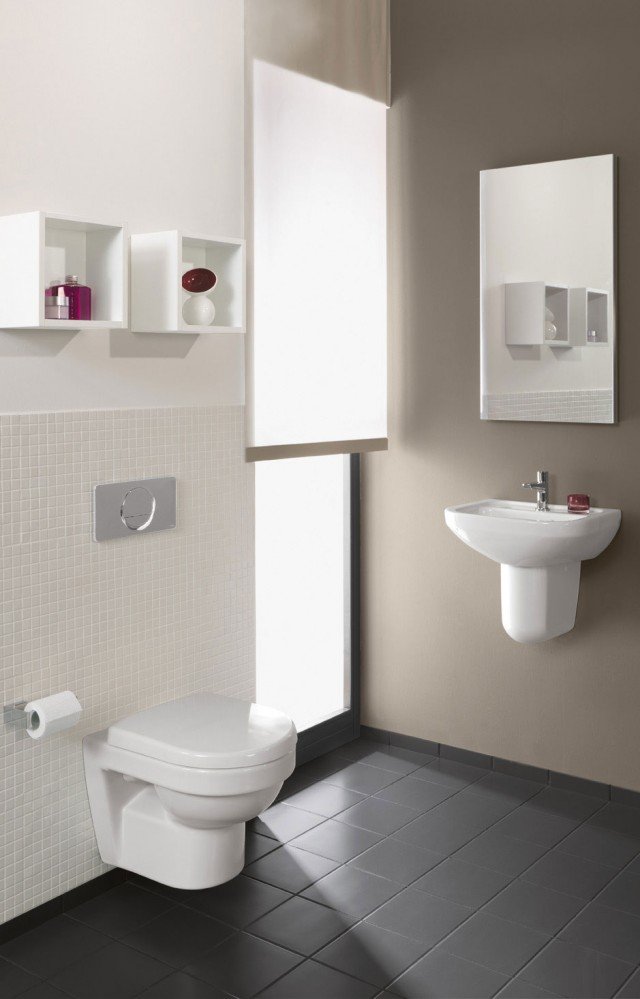 Sono realizzati in porcellana bianca per sanitari il lavamani compact e il vaso sospeso della collezione Omnia Architectura di Villeroy&Boch. Il vaso a cacciata ha un consumo d’acqua, a sciacquo, di 4,5 litri e misura L 35,5 x P 48 cm. Il lavamani misura L 46 x P 35,5 cm. Prezzo del vaso, Iva esclusa, 230 euro. Prezzo del lavabo, Iva esclusa, 112 euro. www.villeroy-boch.it Sono realizzati in porcellana bianca per sanitari il lavamani compact e il vaso sospeso della collezione Omnia Architectura di Villeroy&Boch. Il vaso a cacciata ha un consumo d’acqua, a sciacquo, di 4,5 litri e misura L 35,5 x P 48 cm. Il lavamani misura L 46 x P 35,5 cm. Prezzo del vaso, Iva esclusa, 230 euro. Prezzo del lavabo, Iva esclusa, 112 euro. www.villeroy-boch.it