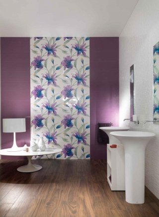 Si abbina bene a piastrelle in tinta unita il decoro floreale Miss Purple della collezione Italian Dream di Ceramica Sant’Agostino, in bicottura pasta bianca lucida rettificata. La collezione è disponibile in cinque colori diversi. La composizione del decoro da 3 pezzi misura 75 x 75 cm e ha uno spessore di 9,4 mm. Prezzo a composizione 140 euro. www.ceramicasantagostino.it