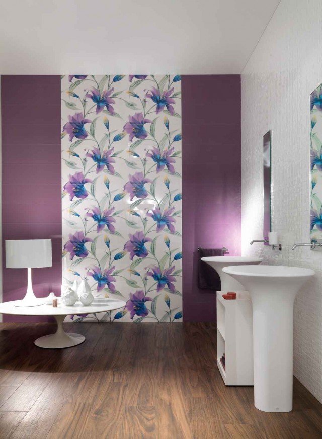 Si abbina bene a piastrelle in tinta unita il decoro floreale Miss Purple della collezione Italian Dream di Ceramica Sant’Agostino, in bicottura pasta bianca lucida rettificata. La collezione è disponibile in cinque colori diversi. La composizione del decoro da 3 pezzi misura 75 x 75 cm e ha uno spessore di 9,4 mm. Prezzo a composizione 140 euro. www.ceramicasantagostino.it Si abbina bene a piastrelle in tinta unita il decoro floreale Miss Purple della collezione Italian Dream di Ceramica Sant’Agostino, in bicottura pasta bianca lucida rettificata. La collezione è disponibile in cinque colori diversi. La composizione del decoro da 3 pezzi misura 75 x 75 cm e ha uno spessore di 9,4 mm. Prezzo a composizione 140 euro. www.ceramicasantagostino.it