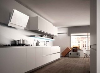 In vetro bianco o nero, la cappa verticale con comandi touch control e luci a led ha tre velocità di aspirazione. È larga 80 cm. Black Tie di Faber www.faberspa.it In vetro bianco o nero, la cappa verticale con comandi touch control e luci a led ha tre velocità di aspirazione. È larga 80 cm. Black Tie di Faber www.faberspa.it