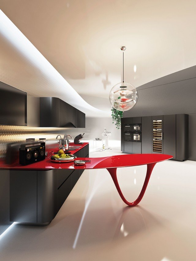 Ola 25 Limited Edition di Snaidero, disegnata da Pininfarina Design, per festeggiare il suo venticinquennale si presenta in edizione limitata (solo 84 composizioni uniche) e con nuove finiture, come questo nero micalizzato opaco Nero Extra con profili sottotop di laccato metallizzato rosso 458. Immutato l’ingegneristico supporto della penisola, di fibra di carbonio laccata, materiale per una cucina già iper-avveniristico nel 1990, anno di nascita di Ola. Prezzo su richiesta. www.snaidero.it Ola 25 Limited Edition di Snaidero, disegnata da Pininfarina Design, per festeggiare il suo venticinquennale si presenta in edizione limitata (solo 84 composizioni uniche) e con nuove finiture, come questo nero micalizzato opaco Nero Extra con profili sottotop di laccato metallizzato rosso 458. Immutato l’ingegneristico supporto della penisola, di fibra di carbonio laccata, materiale per una cucina già iper-avveniristico nel 1990, anno di nascita di Ola. Prezzo su richiesta. www.snaidero.it