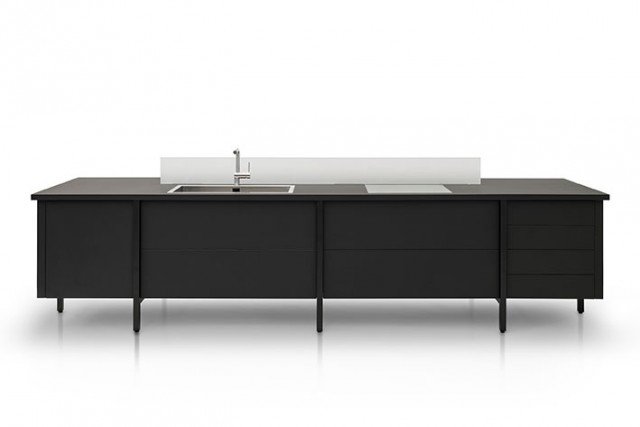 Pilotis di Artifex è una cucina freestanding componibile con struttura di alluminio rivestita interamente di Fenix NTM™, materiale nanotecnologico progettato da Arpa Industriale a base di resine di nuova generazione. La superficie opaca, anti-impronte e piacevole al tatto, è capace di rigenerarsi poiché i micrograffi possono essere riparati termicamente. Questa composizione, a 6 volumi e 3 cavalletti, misura 360/420 cm. Prezzo su richiesta. www.artifexdesign.it Pilotis di Artifex è una cucina freestanding componibile con struttura di alluminio rivestita interamente di Fenix NTM™, materiale nanotecnologico progettato da Arpa Industriale a base di resine di nuova generazione. La superficie opaca, anti-impronte e piacevole al tatto, è capace di rigenerarsi poiché i micrograffi possono essere riparati termicamente. Questa composizione, a 6 volumi e 3 cavalletti, misura 360/420 cm. Prezzo su richiesta. www.artifexdesign.it