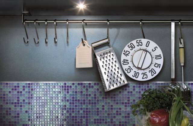 Il mosaico vetroso con tessere da 1 cm può essere stuccato con il sigillante epossidico Starlike® by Litokol, nella foto nel colore Artic Blue con glitter Spotlight. La rasatura omogenea coprente della parete si ottiene con Starlike®Decor, usato nello stesso colore del sigillante. Le due aree della parete sono suddivise da un profilo in alluminio Genesis. Prezzo su preventivo. www.starlike.it Il mosaico vetroso con tessere da 1 cm può essere stuccato con il sigillante epossidico Starlike® by Litokol, nella foto nel colore Artic Blue con glitter Spotlight. La rasatura omogenea coprente della parete si ottiene con Starlike®Decor, usato nello stesso colore del sigillante. Le due aree della parete sono suddivise da un profilo in alluminio Genesis. Prezzo su preventivo. www.starlike.it