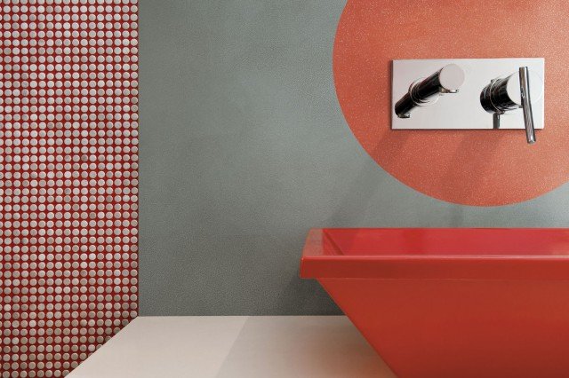Per lo stucco del mosaico metallizzato è adatta la malta epossidica Starlike® by Litokol. Il color Rosso Oriente è ripreso in questo caso anche nel motivo decorativo centrale rasato con Starlike®Decor con effetto nuvolato, cui è stato aggiunto il glitter Gold. Anche per il resto della parete si è usato Starlike®Decor, nel color ardesia che si abbina bene al mosaico metallizzato. Prezzo su preventivo. www.starlike.it Per lo stucco del mosaico metallizzato è adatta la malta epossidica Starlike® by Litokol. Il color Rosso Oriente è ripreso in questo caso anche nel motivo decorativo centrale rasato con Starlike®Decor con effetto nuvolato, cui è stato aggiunto il glitter Gold. Anche per il resto della parete si è usato Starlike®Decor, nel color ardesia che si abbina bene al mosaico metallizzato. Prezzo su preventivo. www.starlike.it
