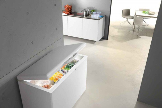 Il congelatore a pozzo GT 5236 S di Miele ha tre cestelli estraibili e doppio sistema SuperFrost e FreeFrost. In classe A+++, capacità 204 l, misura L 130 x P 77 x H 92 cm. www.miele.it Il congelatore a pozzo GT 5236 S di Miele ha tre cestelli estraibili e doppio sistema SuperFrost e FreeFrost. In classe A+++, capacità 204 l, misura L 130 x P 77 x H 92 cm. www.miele.it