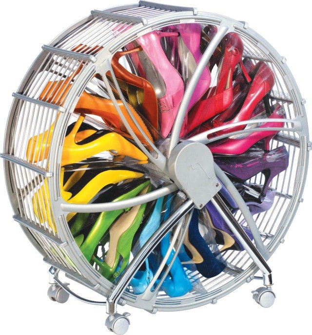 In abs, la scarpiera ruotante che contiene 30 paia di scarpe misura Ø 73 x H 32,5 cm e costa 119,90 euro Shoe Wheel di Rakku Design www.goolp.it In abs, la scarpiera ruotante che contiene 30 paia di scarpe misura Ø 73 x H 32,5 cm e costa 119,90 euro Shoe Wheel di Rakku Design www.goolp.it
