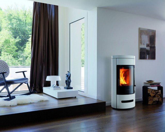 Stufa a legna Burn Control System E929 D di Piazzetta con focolare ermetico ad elevate prestazioni (e basse emissioni in atmosfera) e funzionamento a controllo elettronico. Il rivestimento, realizzato con elementi di grandi dimensioni, trattiene il calore per trasmetterlo in modo costante e uniforme all’ambiente. Gestita da una centralina elettronica con telecomando per il controllo dell’ingresso dell’aria, avvisa quando la legna si sta esaurendo e, grazie alla funzione Notte, conserva le braci a lungo, dall’ultima carica serale fino al mattino seguente. Può inoltre essere dotata di Multifuoco System Plus, sistema di ventilazione forzata a controllo elettronico per la diffusione di aria calda canalizzata fino a 10 metri di distanza. Misure Ø 54,8 cm, H 115 cm. Prezzo su richiesta. www.piazzetta.it Stufa a legna Burn Control System E929 D di Piazzetta con focolare ermetico ad elevate prestazioni (e basse emissioni in atmosfera) e funzionamento a controllo elettronico. Il rivestimento, realizzato con elementi di grandi dimensioni, trattiene il calore per trasmetterlo in modo costante e uniforme all’ambiente. Gestita da una centralina elettronica con telecomando per il controllo dell’ingresso dell’aria, avvisa quando la legna si sta esaurendo e, grazie alla funzione Notte, conserva le braci a lungo, dall’ultima carica serale fino al mattino seguente. Può inoltre essere dotata di Multifuoco System Plus, sistema di ventilazione forzata a controllo elettronico per la diffusione di aria calda canalizzata fino a 10 metri di distanza. Misure Ø 54,8 cm, H 115 cm. Prezzo su richiesta. www.piazzetta.it