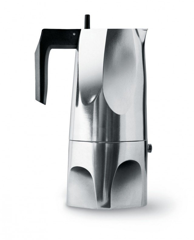 Scultorea la caffettiera Ossidiana di Alessi. È realizzata in fusione di alluminio con pomolo e manico in resina termoplastica nera. Il modello più piccolo, da 1 tazza, misura Ø 7,5 x H 13,5 cm; il più grande, da 6 tazze, Ø 10 x H 22,5 cm. Prezzo su richiesta. www.alessi.com/it 1 Scultorea la caffettiera Ossidiana di Alessi. È realizzata in fusione di alluminio con pomolo e manico in resina termoplastica nera. Il modello più piccolo, da 1 tazza, misura Ø 7,5 x H 13,5 cm; il più grande, da 6 tazze, Ø 10 x H 22,5 cm. Prezzo su richiesta. www.alessi.com/it 1