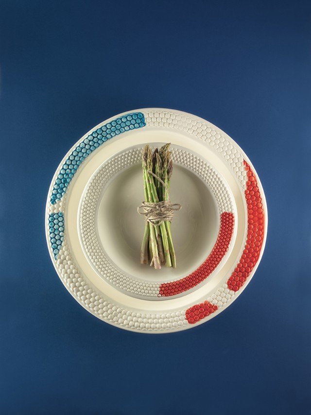 Bacile di Pimpinelli è un ampio piatto da portata con bordo a rilievo. Fa parte dei 45 pezzi per la tavola e l'arredo inclusi nella mostra Ceramica Made in Umbria che celebra l’eccellenza artistica nella lavorazione della ceramica. www.ceramicamadeinumbria.it 10 Bacile di Pimpinelli è un ampio piatto da portata con bordo a rilievo. Fa parte dei 45 pezzi per la tavola e l'arredo inclusi nella mostra Ceramica Made in Umbria che celebra l’eccellenza artistica nella lavorazione della ceramica. www.ceramicamadeinumbria.it 10