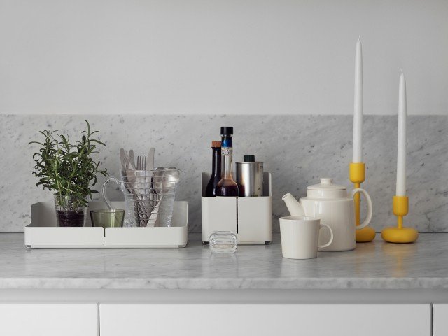 Aitio (in finlandese “palco”) di iittala, brand del gruppo Fiskars, può essere montato a parete oppure appoggiato al top della cucina, per contenere piccoli oggetti. È realizzato in polvere d’acciaio, legno e plastica. Nella versione bianca da L 28 x P 18 x H 16 cm costa 85,40 euro. www.fiskars.it 3 Aitio (in finlandese “palco”) di iittala, brand del gruppo Fiskars, può essere montato a parete oppure appoggiato al top della cucina, per contenere piccoli oggetti. È realizzato in polvere d’acciaio, legno e plastica. Nella versione bianca da L 28 x P 18 x H 16 cm costa 85,40 euro. www.fiskars.it 3