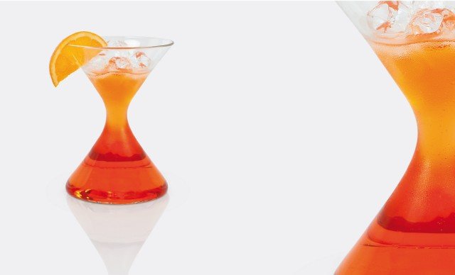 Radius di Blueside è un bicchiere da cocktail in vetro borosilicato da usare anche come alzatina per servire antipasti e crudità su un letto di ghiaccio. La gamma di prodotti non teme né il fuoco del fornello o il calore del forno né il freddo del freezer. Ø 13 x H 16 cm. Prezzo su richiesta. www.blueside-design.com 5 Radius di Blueside è un bicchiere da cocktail in vetro borosilicato da usare anche come alzatina per servire antipasti e crudità su un letto di ghiaccio. La gamma di prodotti non teme né il fuoco del fornello o il calore del forno né il freddo del freezer. Ø 13 x H 16 cm. Prezzo su richiesta. www.blueside-design.com 5