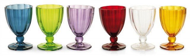 La collezione Valencia di Villa d'Este home – Tivoli punta su cromie decise. È composta da calici bassi per il vino e tumbler per l'acqua in sei colori assortiti. Calice Ø 9 x H 13,5 cm. Prezzo su richiesta. www.villadestetivoli.info 8 La collezione Valencia di Villa d'Este home – Tivoli punta su cromie decise. È composta da calici bassi per il vino e tumbler per l'acqua in sei colori assortiti. Calice Ø 9 x H 13,5 cm. Prezzo su richiesta. www.villadestetivoli.info 8
