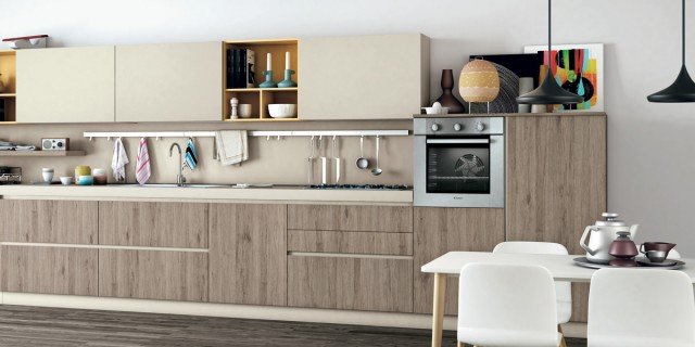 La composizione Ank fa parte dei modelli esposti nel nuovo store Creo Kitchens. È caratterizzata da linee essenziali: le ante, prive di maniglia, si aprono tramite una gola integrata. La composizione Ank fa parte dei modelli esposti nel nuovo store Creo Kitchens. È caratterizzata da linee essenziali: le ante, prive di maniglia, si aprono tramite una gola integrata.