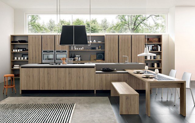 Kalì di Arredo3 ha le ante in laminato in rovere nordico impreziosite da gole e zoccoli in alluminio brunito; il top è realizzato in fenix castoro ottawa. Sulla penisola si innesta il grande tavolo che ha un design essenziale ed è dotato di una lunga panca coordinata. Una base misura L 60 x P 58,5 x H 72 cm e costa nella versione base 115 euro. www.arredo3.it Kalì di Arredo3 ha le ante in laminato in rovere nordico impreziosite da gole e zoccoli in alluminio brunito; il top è realizzato in fenix castoro ottawa. Sulla penisola si innesta il grande tavolo che ha un design essenziale ed è dotato di una lunga panca coordinata. Una base misura L 60 x P 58,5 x H 72 cm e costa nella versione base 115 euro. www.arredo3.it