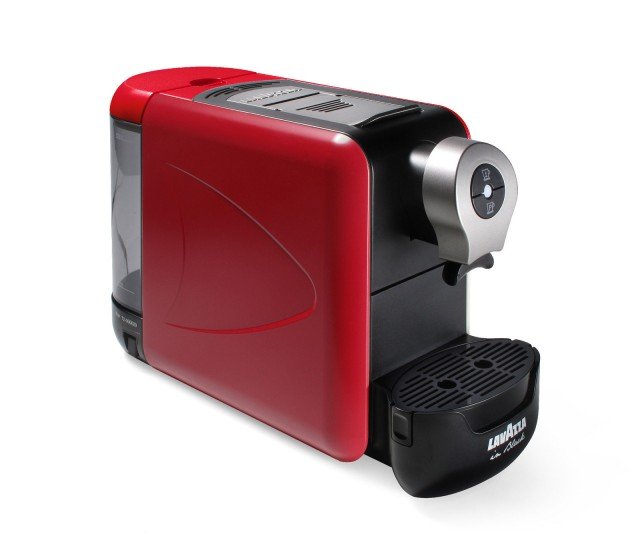 Macchina per caffè in cialda in comodato d’uso Lavazza In Black Compact di Nims con cover rossa. Si tratta di un apparecchio semiprofessionale per uso domestico con assistenza gratuita, facile da usare. Materiali e componenti sono rigorosamente Made in Italy, concepiti nel rispetto dei più stringenti standard internazionali relativi al risparmio energetico per garantire durata nel tempo e grande affidabilità. Compatto, ha una cover intercambiabile, declinata in cinque variazioni di colore per personalizzare la macchina secondo i proprio gusti: bianco, tortora, azzurro, fucsia, rosso e nero. Per l’Espresso, diverse le miscele: decaffeinato, tè al limone, tisana mela e cannella, tisana gelsomino e uva bianca. Misura L13 x H 23.5 x P 36 cm. Distribuito esclusivamente da Nims, www.nims.it Macchina per caffè in cialda in comodato d’uso Lavazza In Black Compact di Nims con cover rossa. Si tratta di un apparecchio semiprofessionale per uso domestico con assistenza gratuita, facile da usare. Materiali e componenti sono rigorosamente Made in Italy, concepiti nel rispetto dei più stringenti standard internazionali relativi al risparmio energetico per garantire durata nel tempo e grande affidabilità. Compatto, ha una cover intercambiabile, declinata in cinque variazioni di colore per personalizzare la macchina secondo i proprio gusti: bianco, tortora, azzurro, fucsia, rosso e nero. Per l’Espresso, diverse le miscele: decaffeinato, tè al limone, tisana mela e cannella, tisana gelsomino e uva bianca. Misura L13 x H 23.5 x P 36 cm. Distribuito esclusivamente da Nims, www.nims.it
