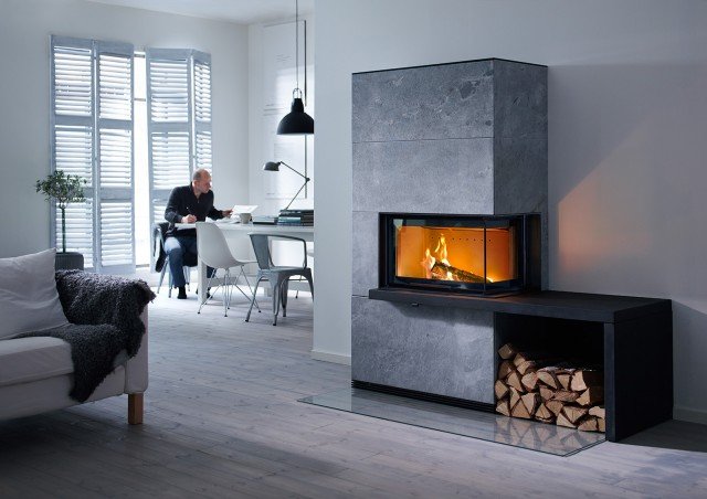 Il termocamino i41T di Contura, con rivestimento in pietra ollare, è accessoriato con mensola e panca in granito nero. Lo sportello può essere angolato a sinistra o a destra. Tutti i modelli della serie sono accessoriabili con un accumulatore di calore in Powerstone. Potenza nominale massima 9 kW. L 156 x P 58 x H 170 cm. 8.410,68 euro. www.contura.eu Il termocamino i41T di Contura, con rivestimento in pietra ollare, è accessoriato con mensola e panca in granito nero. Lo sportello può essere angolato a sinistra o a destra. Tutti i modelli della serie sono accessoriabili con un accumulatore di calore in Powerstone. Potenza nominale massima 9 kW. L 156 x P 58 x H 170 cm. 8.410,68 euro. www.contura.eu