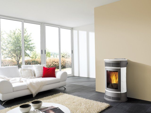 La stufa a pellet Cherie di Edilkamin Simpaty Line ha design a clessidra e è equipaggiata con il sistema Leonardo® che rileva i parametri della combustione e garantisce un funzionamento ottimale e risparmio di combustibile. La struttura intera è in ghisa e il top ha pannello sinottico con comandi ergonomici. E’ progettata per distribuire il 100% dell’aria calda negli ambienti adiacenti, tramite apposite canalizzazioni. Misura L 62 x P 56 x H 107 cm. Prezzo 3.635 euro. www.edilkamin.com La stufa a pellet Cherie di Edilkamin Simpaty Line ha design a clessidra e è equipaggiata con il sistema Leonardo® che rileva i parametri della combustione e garantisce un funzionamento ottimale e risparmio di combustibile. La struttura intera è in ghisa e il top ha pannello sinottico con comandi ergonomici. E’ progettata per distribuire il 100% dell’aria calda negli ambienti adiacenti, tramite apposite canalizzazioni. Misura L 62 x P 56 x H 107 cm. Prezzo 3.635 euro. www.edilkamin.com