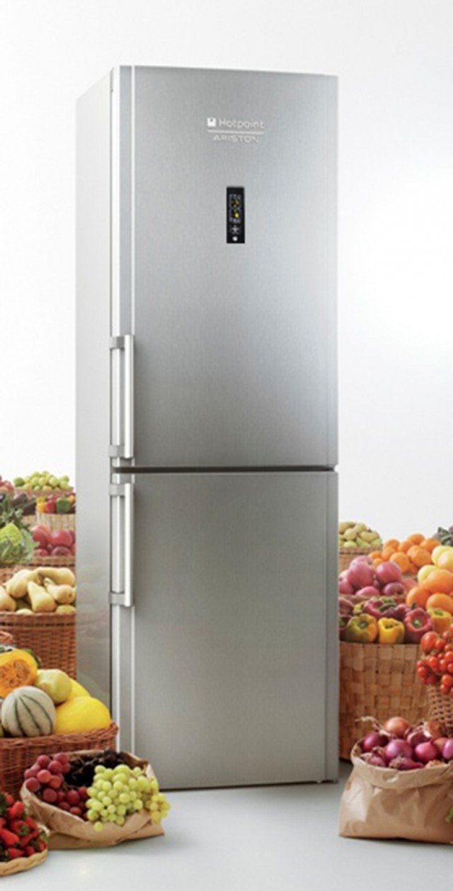 Il frigorifero EBYH18323F di Hotpoint-Ariston è dotato dell’innovativo dispositivo Active Oxygen, che consente il rilascio automatico di particelle di ossigeno attivo che, purificando l’aria, rallentano in modo naturale il processo d’invecchiamento dei cibi. In classe d’efficienza energetica, A+, ha capacità totale lorda di 300 litri e display digitale per il controllo delle funzioni. Misura L 60 x P 65,5 x H 187 cm. Prezzo 799 euro. www.hotpoint-ariston.it Il frigorifero EBYH18323F di Hotpoint-Ariston è dotato dell’innovativo dispositivo Active Oxygen, che consente il rilascio automatico di particelle di ossigeno attivo che, purificando l’aria, rallentano in modo naturale il processo d’invecchiamento dei cibi. In classe d’efficienza energetica, A+, ha capacità totale lorda di 300 litri e display digitale per il controllo delle funzioni. Misura L 60 x P 65,5 x H 187 cm. Prezzo 799 euro. www.hotpoint-ariston.it