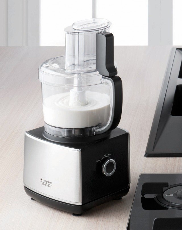 Grazie alla tecnologia a velocità variabile e ai numerosi accessori, il Multifunctional Food Processor di Hotpoint-Ariston taglia, monta, frulla e impasta. La manopola con movimento fluido permette di selezionare livelli continui di potenza e scegliere così la potenza giusta per ogni preparazione. Ha recipiente capiente 2600 ml, frullatore da 1500 ml e è fornito numerosi accessori. Prezzo 169 euro. www.hotpoint-ariston.it Grazie alla tecnologia a velocità variabile e ai numerosi accessori, il Multifunctional Food Processor di Hotpoint-Ariston taglia, monta, frulla e impasta. La manopola con movimento fluido permette di selezionare livelli continui di potenza e scegliere così la potenza giusta per ogni preparazione. Ha recipiente capiente 2600 ml, frullatore da 1500 ml e è fornito numerosi accessori. Prezzo 169 euro. www.hotpoint-ariston.it
