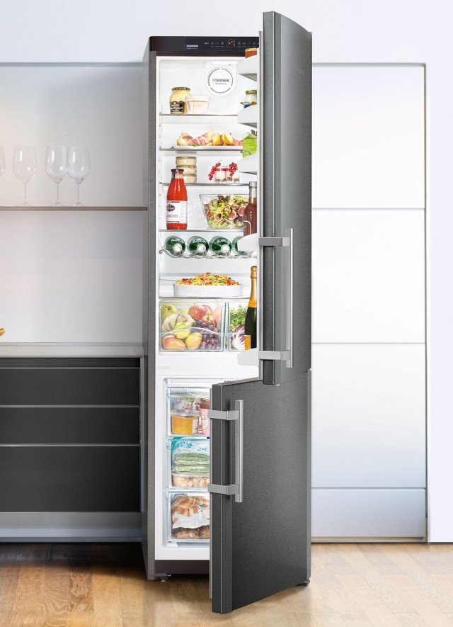 Nel frigorifero CNPbs 4013 di Liebherr la tecnologia NoFrost elimina il problema di dover sbrinare il vano congelatore. In classe A++, ha sistema di ventilazione PowerCooling che raffredda rapidamente gli alimenti e mantiene una bassa temperatura uniforme nel vano frigorifero. La finitura in acciaio satinato antimpronta BlackSteel facilita la pulizia e offre un nuovo livello di resistenza ai graffi. Misura L 60 x P 63 x H 201 cm. Prezzo 1.404 euro. www.bsdspa.it Nel frigorifero CNPbs 4013 di Liebherr la tecnologia NoFrost elimina il problema di dover sbrinare il vano congelatore. In classe A++, ha sistema di ventilazione PowerCooling che raffredda rapidamente gli alimenti e mantiene una bassa temperatura uniforme nel vano frigorifero. La finitura in acciaio satinato antimpronta BlackSteel facilita la pulizia e offre un nuovo livello di resistenza ai graffi. Misura L 60 x P 63 x H 201 cm. Prezzo 1.404 euro. www.bsdspa.it