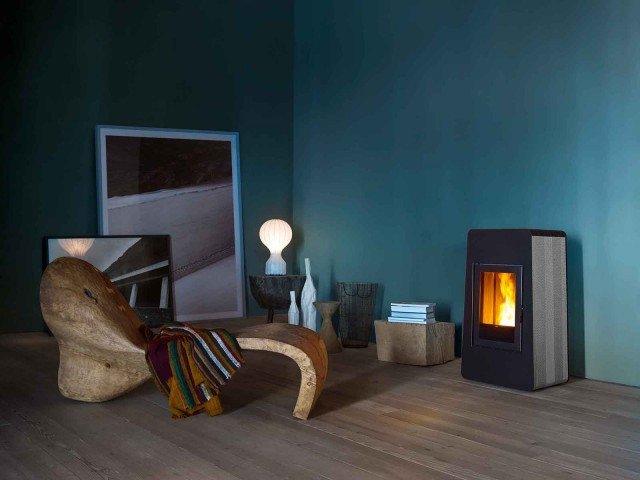 La stufa a pellet a convezione naturale Lam di Mcz è realizzata con struttura in acciaio, top in alluminio nero e fianchi in un tessuto metallico traforato oppure in acciaio o pietra. Rispetto alle normali stufe a pellet, questo modello ha una fiamma più larga e piacevole. E’ programmabile attraverso un pannello a bordo stufa dal funzionamento o un telecomando con funzione di termostato che rileva la temperatura in qualsiasi punto in cui viene lasciato, e, infine, attraverso smartphone e tablet. Misura L 52 x P 45,6 x H 107,8 cm. Prezzo da 2.560 euro. www.mcz.it La stufa a pellet a convezione naturale Lam di Mcz è realizzata con struttura in acciaio, top in alluminio nero e fianchi in un tessuto metallico traforato oppure in acciaio o pietra. Rispetto alle normali stufe a pellet, questo modello ha una fiamma più larga e piacevole. E’ programmabile attraverso un pannello a bordo stufa dal funzionamento o un telecomando con funzione di termostato che rileva la temperatura in qualsiasi punto in cui viene lasciato, e, infine, attraverso smartphone e tablet. Misura L 52 x P 45,6 x H 107,8 cm. Prezzo da 2.560 euro. www.mcz.it