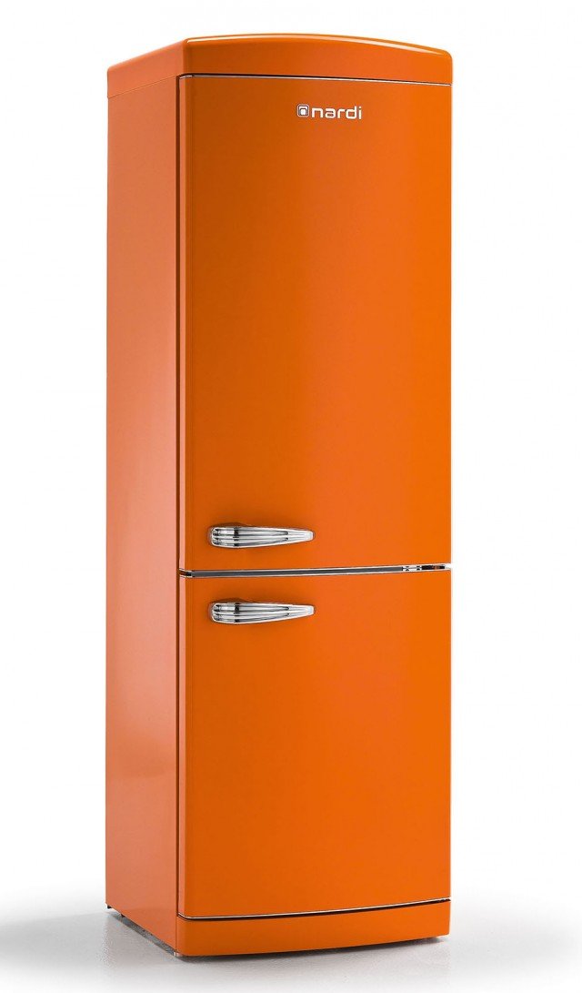 La gamma di frigoriferi Retrò di Nardi è caratterizzata da porte bombate, maniglie cromate stile anni ’50 e colori avorio e arancio. Il modello NFR32RNF in classe A+, ha una capacità di lorda totale di 320 litri (netta frigorifero 231 litri e netta congelatore 87 litri) e sistema di no frost che distribuisce l'aria fredda in modo uniforme garantendo l’ottimale conservazione dei cibi. Misura L 60,5 x P 67 x H 190 cm. Prezzo 1.653 euro. www.nardi.info La gamma di frigoriferi Retrò di Nardi è caratterizzata da porte bombate, maniglie cromate stile anni ’50 e colori avorio e arancio. Il modello NFR32RNF in classe A+, ha una capacità di lorda totale di 320 litri (netta frigorifero 231 litri e netta congelatore 87 litri) e sistema di no frost che distribuisce l'aria fredda in modo uniforme garantendo l’ottimale conservazione dei cibi. Misura L 60,5 x P 67 x H 190 cm. Prezzo 1.653 euro. www.nardi.info