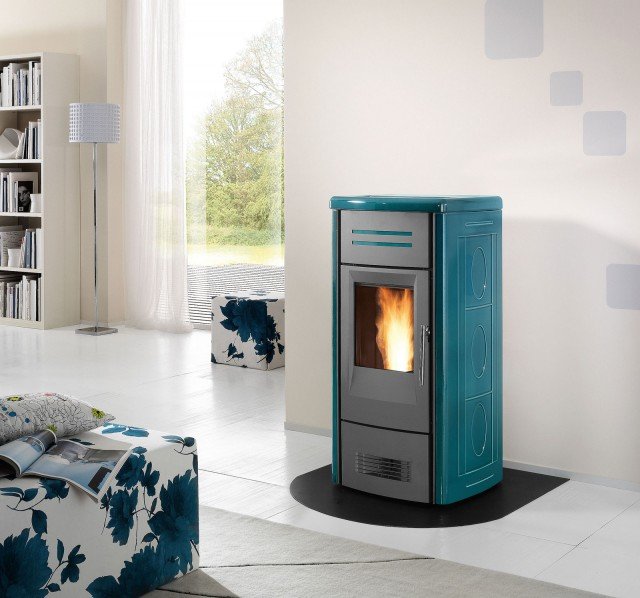 La stufa a pellet P958 Hermetic di Piazzetta, con tecnologia Multifuoco System®, dispone di sistema di ventilazione forzata a 3 livelli di velocità ed è canalizzabile fino a 16 metri. Ha struttura ermetica in acciaio con porta, braciere e focolare in ghisa. Il rivestimento è in maiolica. Misura L 51 x P 49 x H 101 cm. La stufa a pellet P958 Hermetic di Piazzetta, con tecnologia Multifuoco System®, dispone di sistema di ventilazione forzata a 3 livelli di velocità ed è canalizzabile fino a 16 metri. Ha struttura ermetica in acciaio con porta, braciere e focolare in ghisa. Il rivestimento è in maiolica. Misura L 51 x P 49 x H 101 cm.