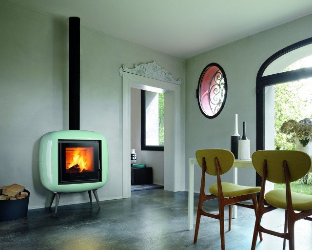 Vintage, la stufa Bonny di Piazzetta è disponibile sia nella versione con focolare a legna che a pellet. Ha ampia porta in vetro e rivestimento in maiolica in 4 colori. La versione a pellet ha un focolare a convezione naturale: la diffusione del calore avviene per moto convettivo naturale dell’aria e irraggiamento. I consumi elettrici vengono ridotti, la manutenzione semplificata e si garantisce il massimo comfort con una eccezionale silenziosità. Prezzo da rivenditore. www.piazzetta.it Vintage, la stufa Bonny di Piazzetta è disponibile sia nella versione con focolare a legna che a pellet. Ha ampia porta in vetro e rivestimento in maiolica in 4 colori. La versione a pellet ha un focolare a convezione naturale: la diffusione del calore avviene per moto convettivo naturale dell’aria e irraggiamento. I consumi elettrici vengono ridotti, la manutenzione semplificata e si garantisce il massimo comfort con una eccezionale silenziosità. Prezzo da rivenditore. www.piazzetta.it
