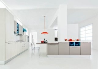 cucina componibile bianca con tavolo Alwar di Ricci Casa cucina componibile bianca con tavolo Alwar di Ricci Casa