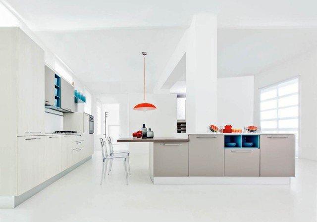 Tonalità chiare e luminose per Alwar di Ricci Casa la cucina componibile su misura che è caratterizzata da grandi maniglie in metallo e da un grande tavolo/piano di lavoro: ideale per pranzare o cucinare. Misura L 255 cm e costa 1.450 euro. www.riccicasa.it Tonalità chiare e luminose per Alwar di Ricci Casa la cucina componibile su misura che è caratterizzata da grandi maniglie in metallo e da un grande tavolo/piano di lavoro: ideale per pranzare o cucinare. Misura L 255 cm e costa 1.450 euro. www.riccicasa.it