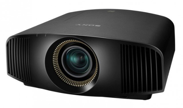 Il proiettore VPL-VW300ES di Sony è in grado di convertire in tempo reale i Ddv e i Blu-ray™ in Full HD in 4K. Il design è compatto: L 49,5 x P 46,3 x H 19,5 cm e il prezzo di vendita si aggira intorno ai 7mila euro. www.sony.it Il proiettore VPL-VW300ES di Sony è in grado di convertire in tempo reale i Ddv e i Blu-ray™ in Full HD in 4K. Il design è compatto: L 49,5 x P 46,3 x H 19,5 cm e il prezzo di vendita si aggira intorno ai 7mila euro. www.sony.it