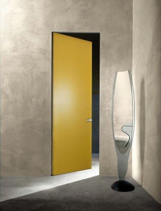 La porta della linea Essential di Scrigno, ideata con il Sistema Porta-Parete, non necessita di cornice coprifilo. Può essere installata sia in pareti in muratura che in cartongesso e può essere realizzata sia nella classica forma rettangolare sia nella particolare forma trapezoidale che ben si adatta ad ambienti particolari come sottotetti e sottoscala. I pannelli possono essere verniciati, laccati o ricoperti con carte da parati esattamente come le finiture già esistenti. Misura 60-70-80-90x210 cm. Prezzo telaio 554 euro, prezzo anta 383 euro. www.scrigno.net La porta della linea Essential di Scrigno, ideata con il Sistema Porta-Parete, non necessita di cornice coprifilo. Può essere installata sia in pareti in muratura che in cartongesso e può essere realizzata sia nella classica forma rettangolare sia nella particolare forma trapezoidale che ben si adatta ad ambienti particolari come sottotetti e sottoscala. I pannelli possono essere verniciati, laccati o ricoperti con carte da parati esattamente come le finiture già esistenti. Misura 60-70-80-90x210 cm. Prezzo telaio 554 euro, prezzo anta 383 euro. www.scrigno.net