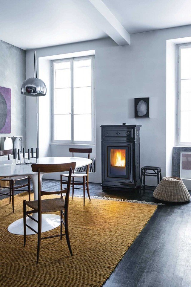 Linee semplici ed essenziali caratterizzano la stufa a pellet Sissy di Serio Leoni che è disponibile in versione a convezione naturale e idro. Il rivestimento è in ceramica. Misura L 71 x P 52 x H 124 cm. Prezzo da 4.250 euro. www.sergioleoni.com Linee semplici ed essenziali caratterizzano la stufa a pellet Sissy di Serio Leoni che è disponibile in versione a convezione naturale e idro. Il rivestimento è in ceramica. Misura L 71 x P 52 x H 124 cm. Prezzo da 4.250 euro. www.sergioleoni.com