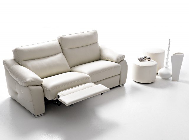 Divano Sulmona, Rosini Divani, con imbottitura in poliuretano espanso indeformabile a densità differenziata e fibre acriliche. Cuscini della seduta sfoderabili. Disponibile meccanismo relax manuale ed elettrico su poltrona e sui terminali dx-sx; disponibile con meccanismo relax solo elettrico sul centrale; il meccanismo relax manuale od elettrico necessita di una distanza dal muro di 8 cm. Il modello è previsto in due varianti: con cuciture tono su tono o con cuciture a contrasto. Misure base L 202 x P 97 x H 96 cm. e Prezzo 1.645,00 euro. www.rosinidivani.it Divano Sulmona, Rosini Divani, con imbottitura in poliuretano espanso indeformabile a densità differenziata e fibre acriliche. Cuscini della seduta sfoderabili. Disponibile meccanismo relax manuale ed elettrico su poltrona e sui terminali dx-sx; disponibile con meccanismo relax solo elettrico sul centrale; il meccanismo relax manuale od elettrico necessita di una distanza dal muro di 8 cm. Il modello è previsto in due varianti: con cuciture tono su tono o con cuciture a contrasto. Misure base L 202 x P 97 x H 96 cm. e Prezzo 1.645,00 euro. www.rosinidivani.it