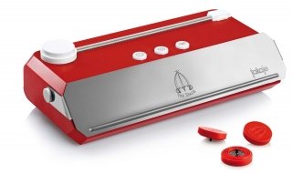 Sistema per il sottovuoto alimentare Takaje VacuumMachine di Tre Spade, che ha ricevuto il Premio Compasso d’Oro ADI e che e permette di confezionare sottovuoto qualunque vaso in vetro con coperchio in metallo. Con carrozzeria in ABS e inox, ha quattro diverse modalità di funzionamento: ciclo automatico, manuale, svuotamento vasi e sigillatura (per rotoli), aspirazione da contenitori integrata sulla macchina, vaschetta estraibile per una facile pulizia e una dotazione standard di 10 buste e 2 valvole. Misura L 36,5 x P 18,5 x H 11 cm. Prezzo: 198,00 euro www.trespade.it Sistema per il sottovuoto alimentare Takaje VacuumMachine di Tre Spade, che ha ricevuto il Premio Compasso d’Oro ADI e che e permette di confezionare sottovuoto qualunque vaso in vetro con coperchio in metallo. Con carrozzeria in ABS e inox, ha quattro diverse modalità di funzionamento: ciclo automatico, manuale, svuotamento vasi e sigillatura (per rotoli), aspirazione da contenitori integrata sulla macchina, vaschetta estraibile per una facile pulizia e una dotazione standard di 10 buste e 2 valvole. Misura L 36,5 x P 18,5 x H 11 cm. Prezzo: 198,00 euro www.trespade.it