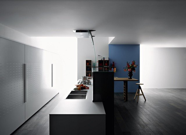L’innovativa isola di New Logica System di Valcucine è dotata di uno schienale attrezzato che permette di creare una separazione tra la cucina e la zona pranzo, senza dover rinunciare all’ampiezza della stanza, e di ospitare e nascondere tutte le attrezzature. Sullo schienale si innesta il tavolo in legno con un design ricercato. Prezzo su richiesta. www.valcucine.it L’innovativa isola di New Logica System di Valcucine è dotata di uno schienale attrezzato che permette di creare una separazione tra la cucina e la zona pranzo, senza dover rinunciare all’ampiezza della stanza, e di ospitare e nascondere tutte le attrezzature. Sullo schienale si innesta il tavolo in legno con un design ricercato. Prezzo su richiesta. www.valcucine.it