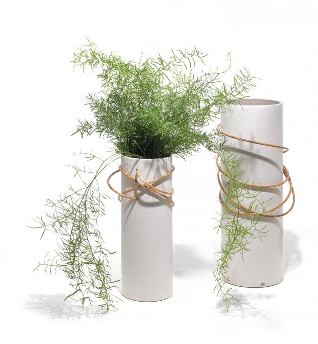 Vasi Tournant di Lineasette. I midollini inseriti nella struttura di questi vasi non hanno solo una funzione decorativa. Possono essere usati per intrecciarsi con le edere e le varietà cadenti contenute nel vaso e può essere posizionato e riposizionato a piacimento in modo che ogni vaso risulti avere un’identità estetica unica. www.lineasette.com Vasi Tournant di Lineasette. I midollini inseriti nella struttura di questi vasi non hanno solo una funzione decorativa. Possono essere usati per intrecciarsi con le edere e le varietà cadenti contenute nel vaso e può essere posizionato e riposizionato a piacimento in modo che ogni vaso risulti avere un’identità estetica unica. www.lineasette.com