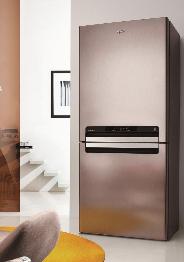 Il frigorifero combinato Absolute Platinum WBA 43983 NFC IX in classe energetica A+++ funziona con tecnologia 6° Senso Fresh Control che garantisce la giusta temperatura al corretto grado di umidità all’interno dell’intera cavità per conservare al meglio e più a lungo gli alimenti. Dispone anche della funzione Eco Night che consente di programmare all’ora desiderata il processo di sbrinamento del frigorifero, riuscendo a sfruttare le tariffe serali per il consumo di energia. Ha capacità netta di 420 litri e produttore di ghiaccio Twist Ice estraibile. Misura L 71 x P 71,5 x H 187 cm. Prezzo 1.204 euro. www.whirlpool.it Il frigorifero combinato Absolute Platinum WBA 43983 NFC IX in classe energetica A+++ funziona con tecnologia 6° Senso Fresh Control che garantisce la giusta temperatura al corretto grado di umidità all’interno dell’intera cavità per conservare al meglio e più a lungo gli alimenti. Dispone anche della funzione Eco Night che consente di programmare all’ora desiderata il processo di sbrinamento del frigorifero, riuscendo a sfruttare le tariffe serali per il consumo di energia. Ha capacità netta di 420 litri e produttore di ghiaccio Twist Ice estraibile. Misura L 71 x P 71,5 x H 187 cm. Prezzo 1.204 euro. www.whirlpool.it